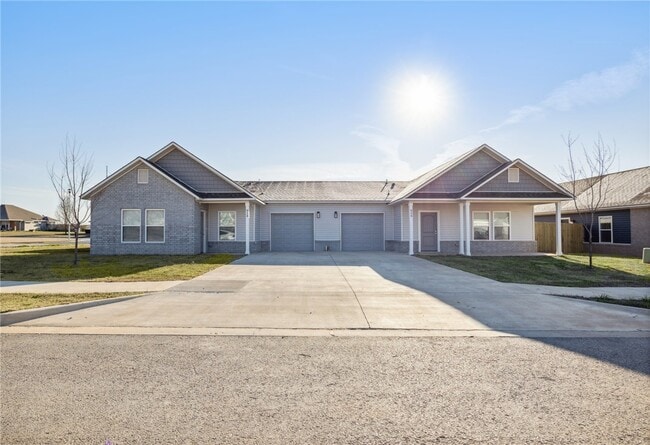 Building Photo - 902 Vly Oaks Ln
