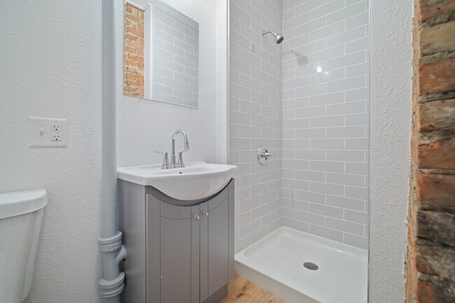 Building Photo - 1101 N Oak St