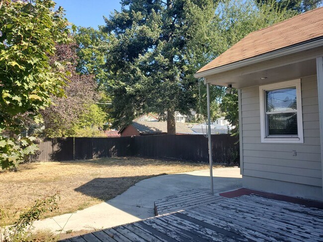 Building Photo - Spacious 3 BR/2 BR Family Home