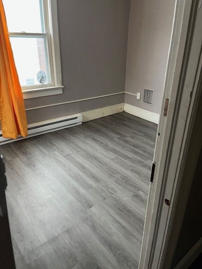 Building Photo - 3 bedroom 1.5 bathroom