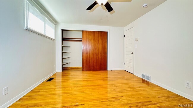 Building Photo - 954 Brighton Rd