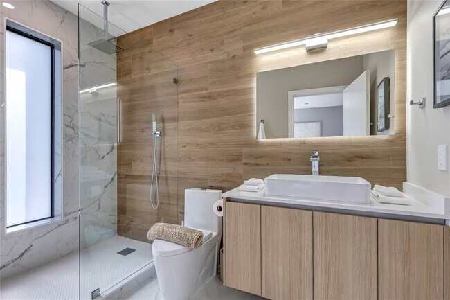 Building Photo - 811 SW 10th Terrace