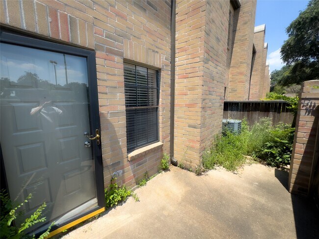 Building Photo - 9800 Pagewood Ln