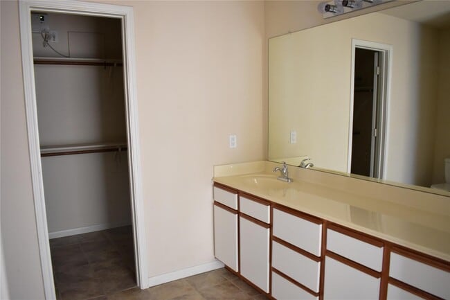 Building Photo - 3610 Barkers Crossing Ave