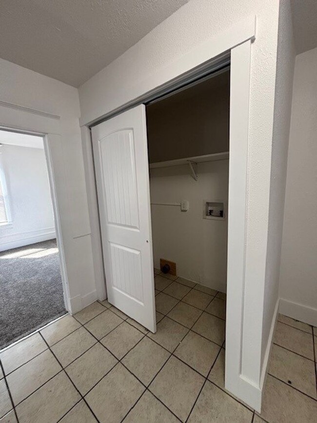 Building Photo - 2 Bed 1 Bath Updated Home