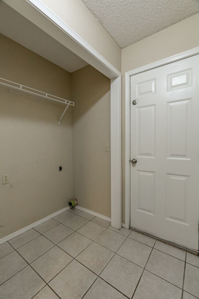 Building Photo - 594 Dockery Ln
