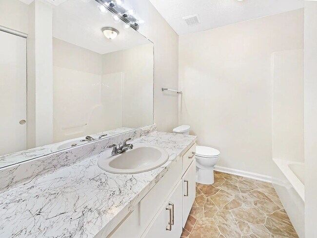 Building Photo - 3 bedroom 2 bathroom East Nashville!