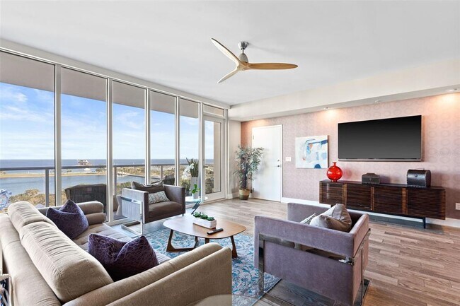 Building Photo - 176 4th Ave NE