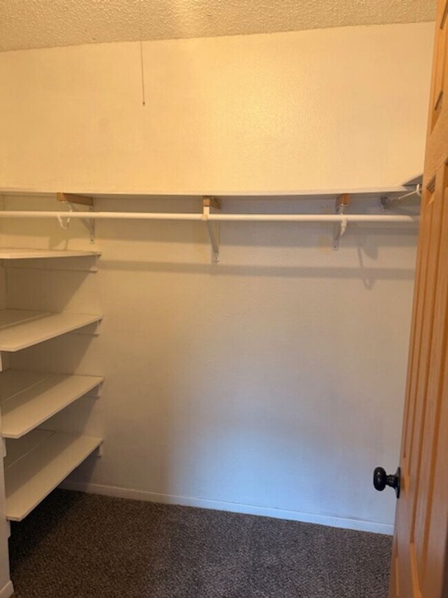 Building Photo - 3 Bedroom Apartment in Jewel Lake w/ Garage and Large Deck!