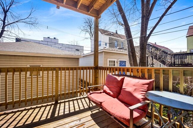 Building Photo - 1903 W Dickens Ave