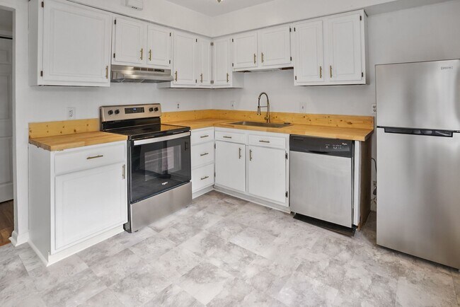 Building Photo - Charming 1 bedroom 1 Bathroom across from Daffin Park