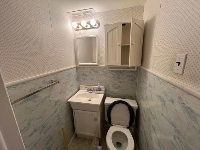 Building Photo - 3 bed room 1.5 bath