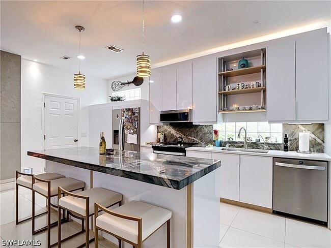 Building Photo - 10735 San Tropez Cir