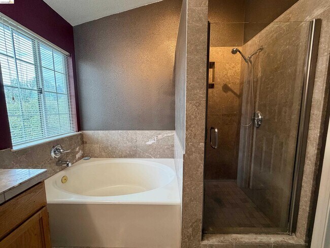 Building Photo - 7 Goldmeadow Ct