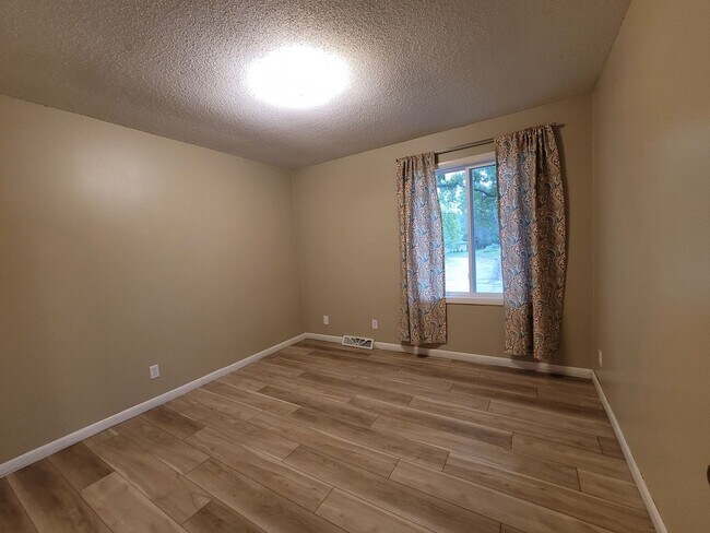 Building Photo - Coralville 4 bedroom 2.5 bath, 2 stall attached garage, fenced yard!