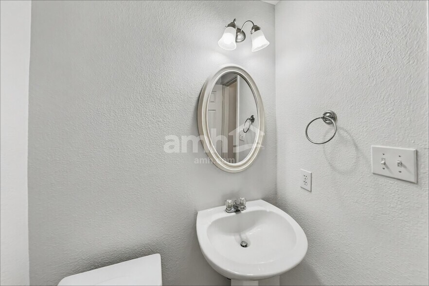 Building Photo - 11011 Pierce Valley Dr