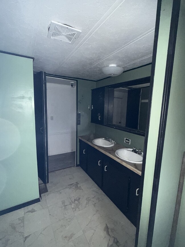 Building Photo - 2 Bedroom 1 Bath Mobile Home in Madison He...