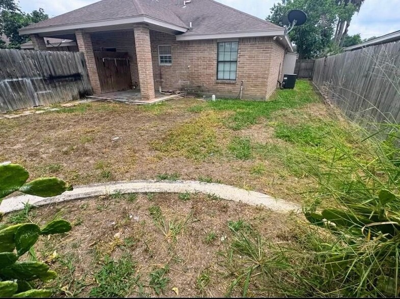 Building Photo - 1110 W Gardenia Ave
