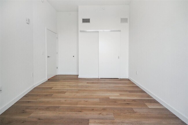 Building Photo - 50 Clinton Pl
