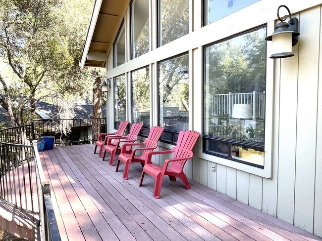 Building Photo - 3 bedroom, 3 bath unfurnished or furnished...