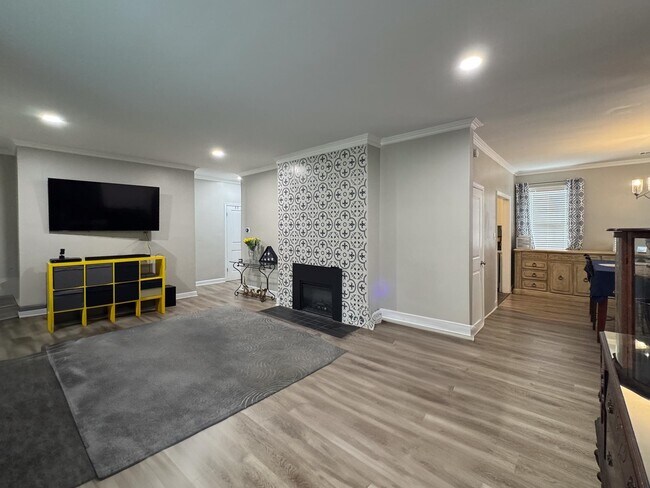 Building Photo - 3350 Highland Park Pl