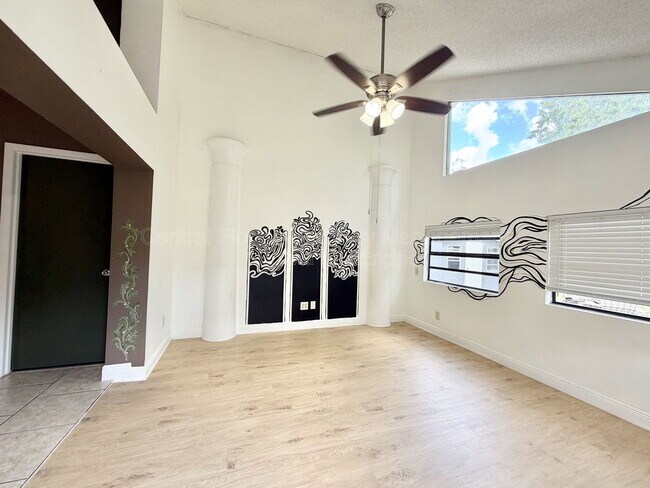 Building Photo - 10227 Comfort Cir