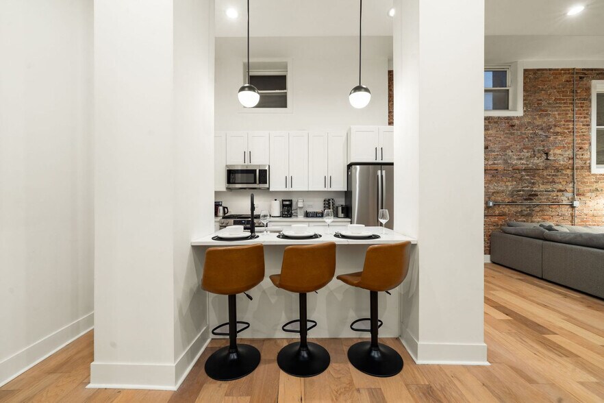 Building Photo - 1941 W Augusta Blvd