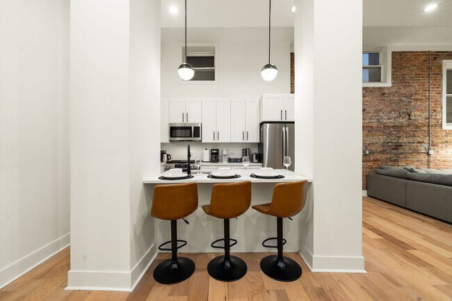 Building Photo - 1941 W Augusta Blvd