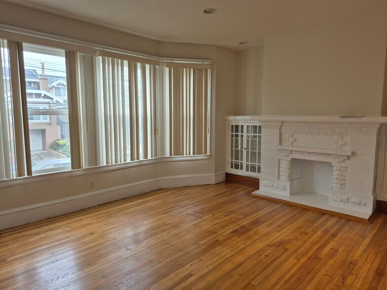 Primary Photo - 1370 20th Ave