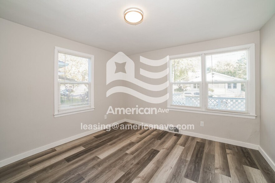 Building Photo - 908 E Maywood Ave