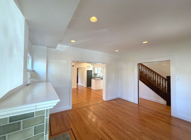 Building Photo - TOTAL REMODEL LARGE 1750sf 3BR+ Bonus/3BA North Oakland Home AVAILABLE NOW