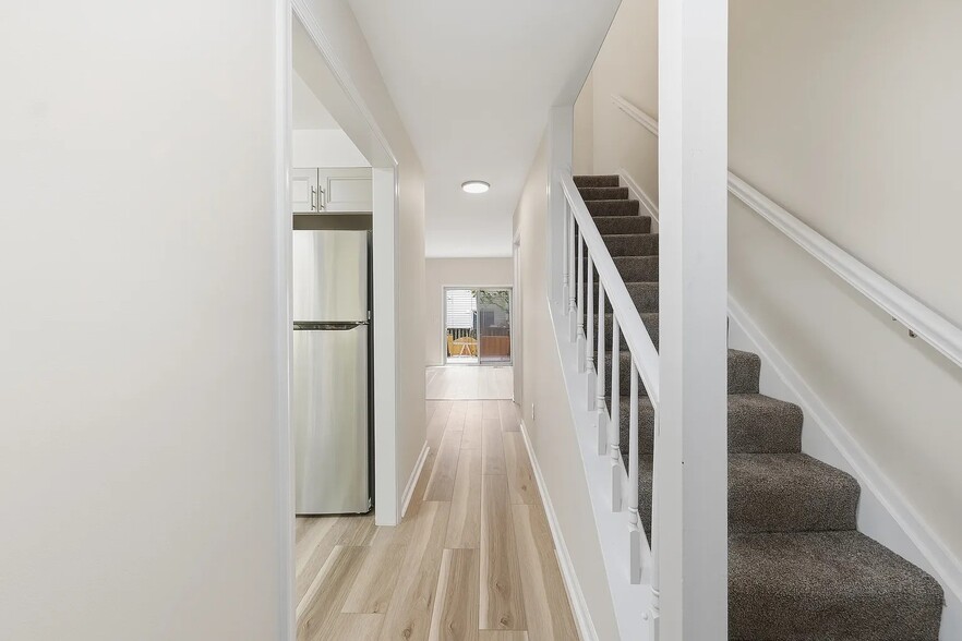 Building Photo - 207 Roundhouse Ct
