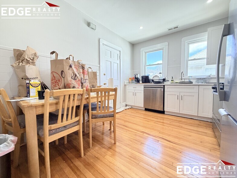 Building Photo - 66 Hunnewell Ave