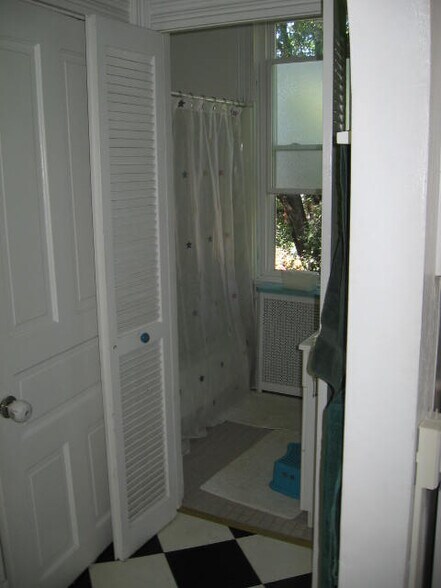 Full Bath - 364 Lehigh Ave