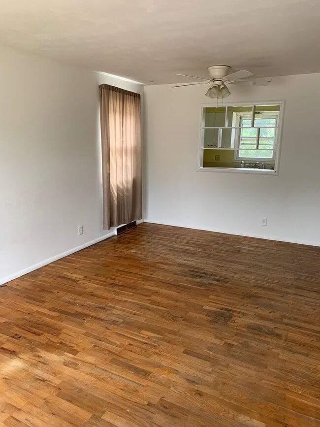 Building Photo - 3 Bedroom, 1 Bath House for Rent