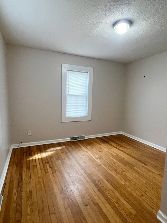Building Photo - Cute 2 bedroom 1 bath in Asheville