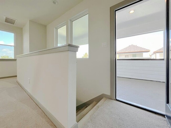 Building Photo - 717 Emile St