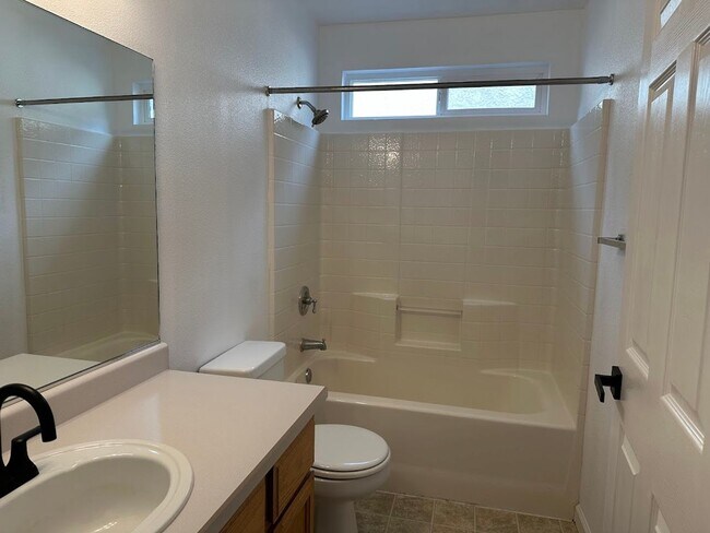 Building Photo - Well maintained home in desirable Ravenwood, Anderson subdivision