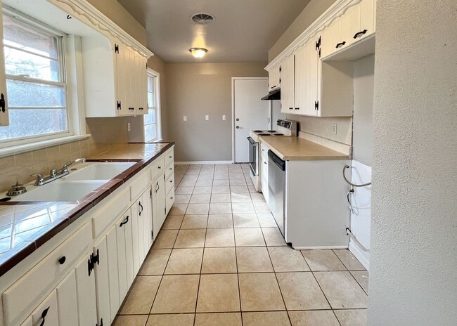 Building Photo - Charming Home Near 15th & Boulevard