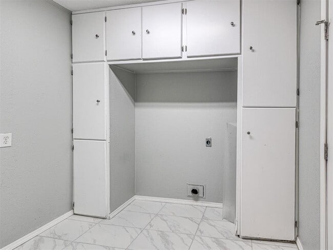 Building Photo - 305 Woodside Dr