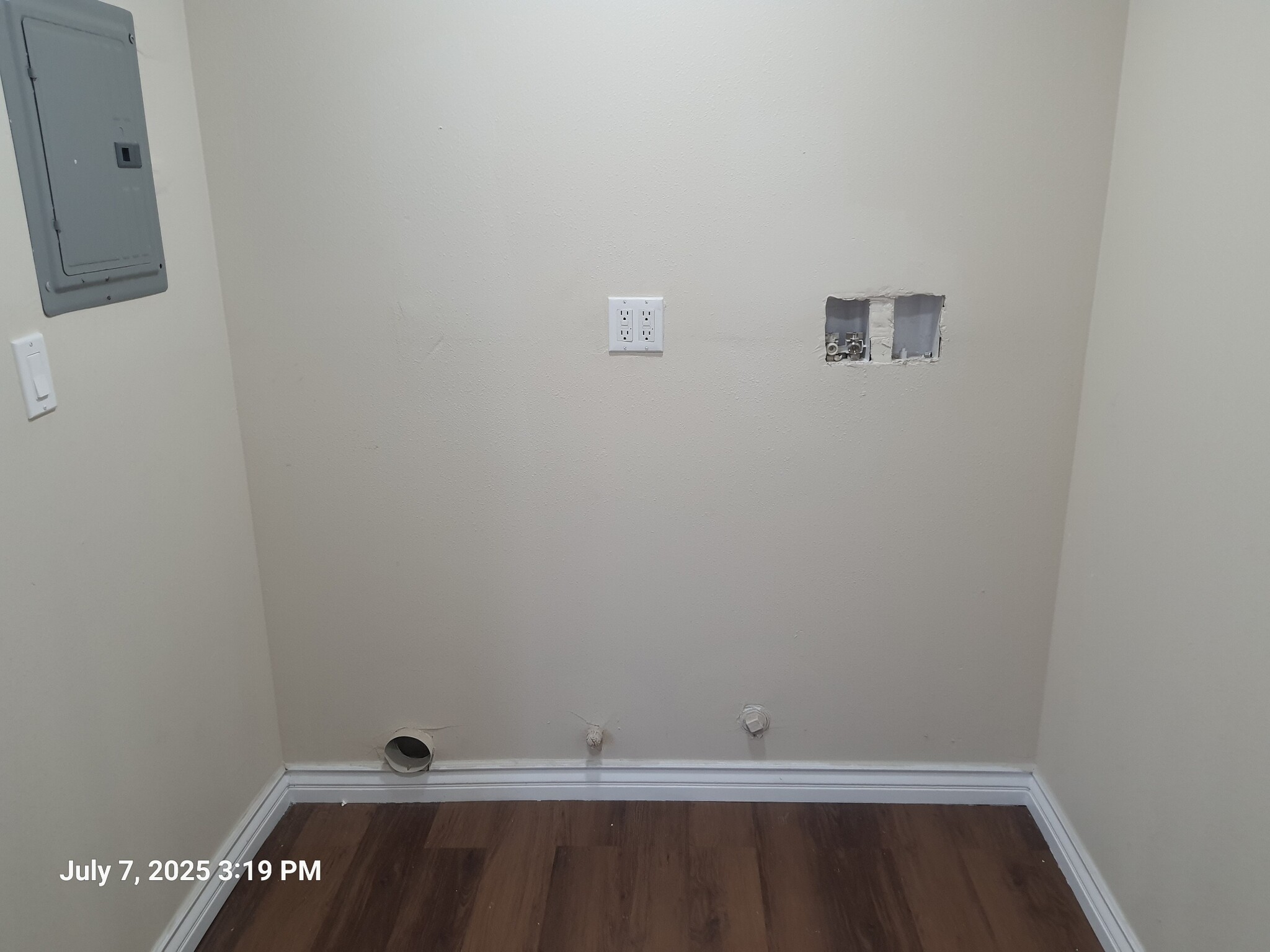 Washer & dryer hook-ups - 1221 W 152nd St
