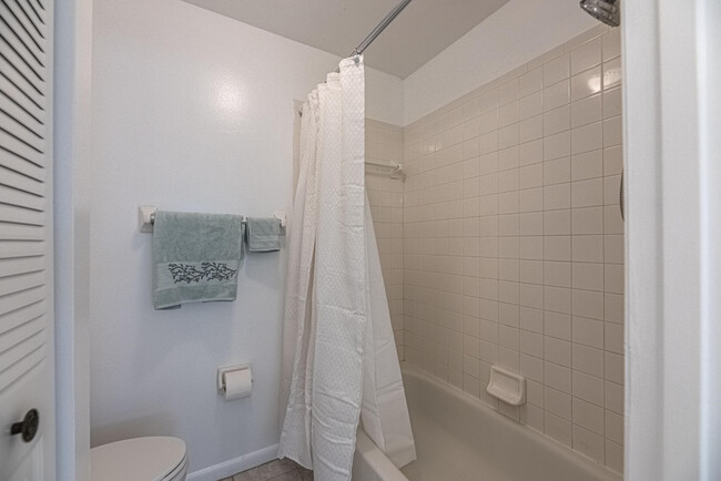 Building Photo - 3257 River Villa Way