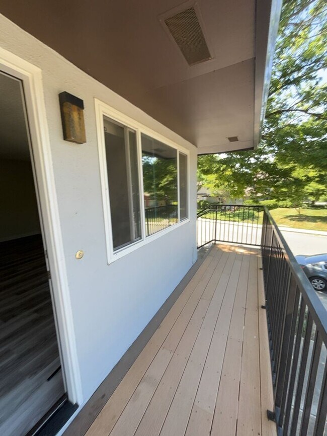 Building Photo - 2 bedroom 1 bath upstairs 4-Plex unit