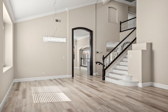 Building Photo - For rent: spacious and updated 5-bedroom, ...
