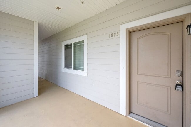 Building Photo - 1823 N Crest Rd