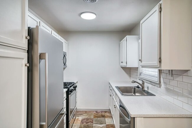 Building Photo - 2423 S 51st Ct
