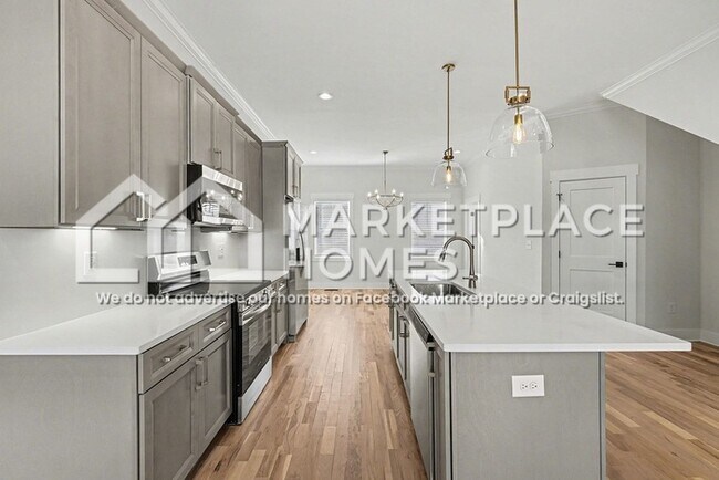 Building Photo - 1034 E Trinity Ln