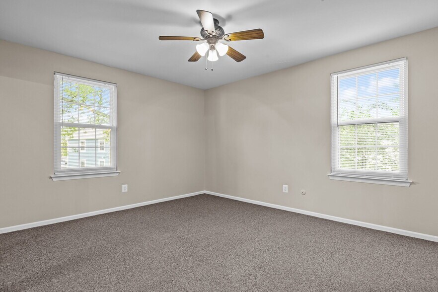 Building Photo - 560 Thrush Ct
