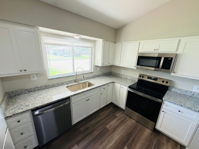 Building Photo - Move-In Ready 3BR/2BA Home with 2-Car Garage in St. Charles