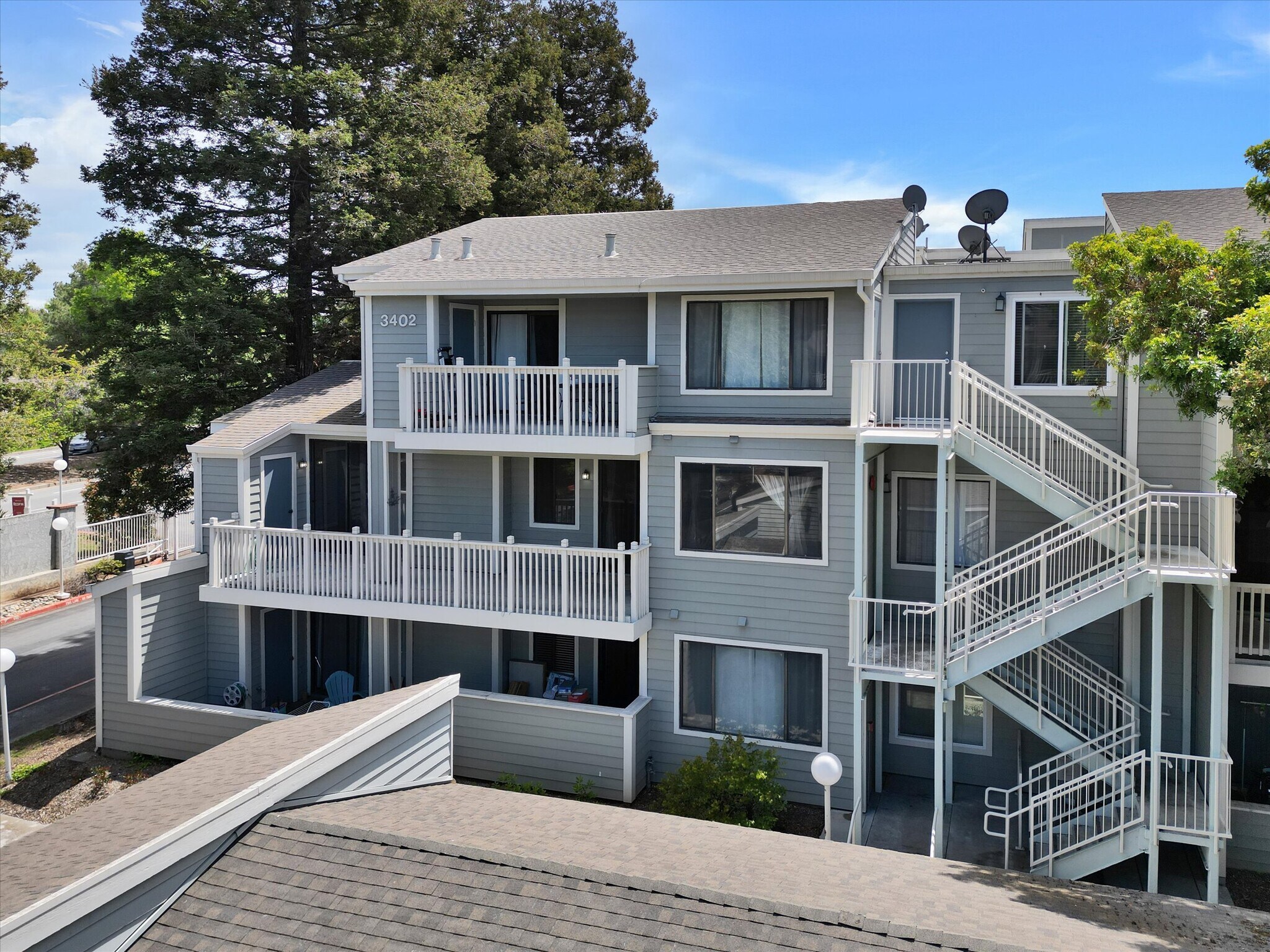Building Photo - 3402 Pinewood Terrace
